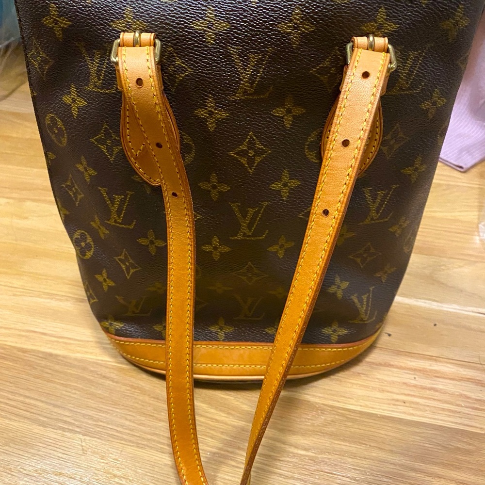 Beautiful Louis Vuitton bucket bag in excellent condition.